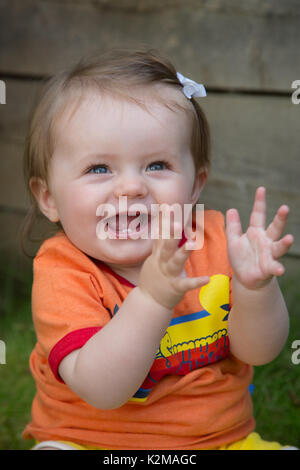 Gerne 10 Monate alten Baby girl Klatschen Stockfoto