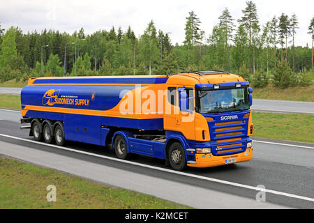 Salo, Finnland - Juni 9, 2017: Blau und Gelb Scania R420 semi tank Truck von sudomech Versorgung bewegt sich entlang der Autobahn im Süden von Finnland im Sommer. Stockfoto