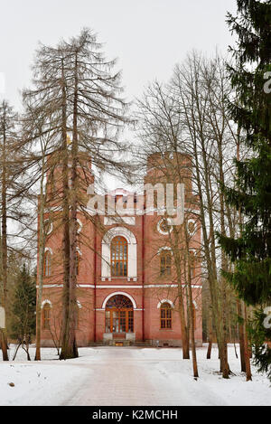 Gang mit dem Pavillon des Arsenal in der Stadt Puschkin im Winter Stockfoto