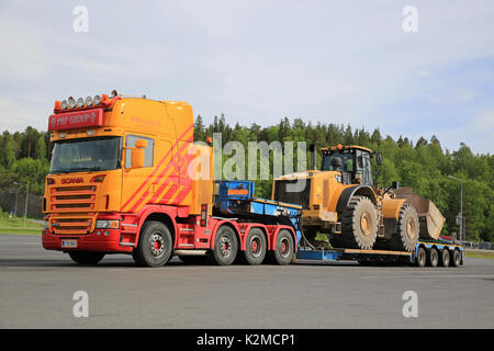 Mariehamn, Finnland - 23 April 2016: Maßgeschneiderte Scania G 580 Auflieger der PHP Group in Mariehamn Truck Stop asphalt Hof während der Transport von schweren Cat Stockfoto