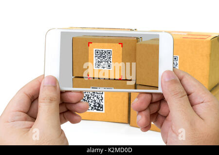 Qr-code Zahlung, Online-Shopping, bargeldlose Technologie Konzept. Hand mit Handy Anwendung QR-Code auf Paketbox zu scannen. Stockfoto