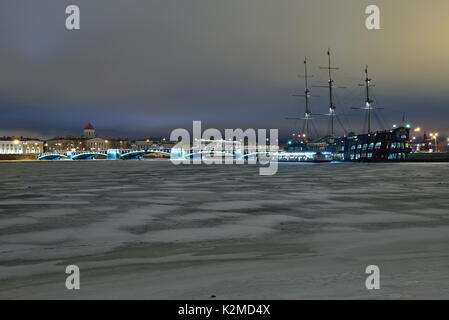 St. Petersburg, Russland - 31. JANUAR 2017: Der Blick auf die Brücke und einem schwimmenden Restaurant Der fliegende Holländer auf der Fontanka Damm wi Stockfoto