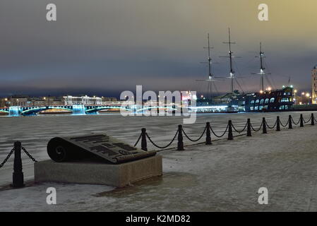 St. Petersburg, Russland - 31. JANUAR 2017: Der Blick auf die Brücke und das Schiff Restaurant Der fliegende Holländer von der Peter-und-Paul fortres Stockfoto