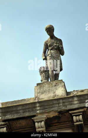 Statuen auf dem Dach eines Gebäudes in Glauben, Hoffnung und Nächstenliebe oder die vier Jahreszeiten aus Stein Skulpturen Modelle und Figuren geformt oder Stockfoto