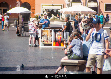 Eine Entlüftung: Besucher genießen Sie die Atmosphäre auf der Piazza Navona, Rom - Italien Stockfoto