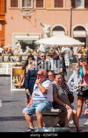 Eine Entlüftung: Besucher die Atmosphäre auf der Piazza Navona, Rom - Italien genießen Stockfoto