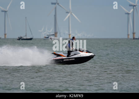 Tendring District Council Beach Patrol Jet Ski auf der Clacton Airshow. Clacton auf See, Essex. Gunfleet Sands Wind Farm jenseits des Meeres Stockfoto