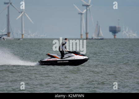 Tendring District Council Beach Patrol Jet Ski auf der Clacton Airshow. Clacton auf See, Essex. Gunfleet Sands Wind Farm jenseits des Meeres Stockfoto