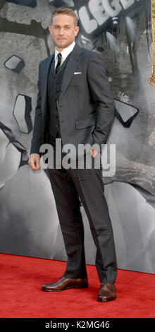 Foto muss Gutgeschrieben © Alpha Presse 078237 10/05/2017 Charlie Hunnam werden bei der Europäischen Premiere die Legende von König Artus das Schwert gehalten an Cineworld Empire Kino in Leicester Square, London. Stockfoto