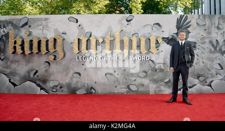 Foto muss Gutgeschrieben © Alpha Presse 078237 10/05/2017 Charlie Hunnam werden bei der Europäischen Premiere die Legende von König Artus das Schwert gehalten an Cineworld Empire Kino in Leicester Square, London. Stockfoto