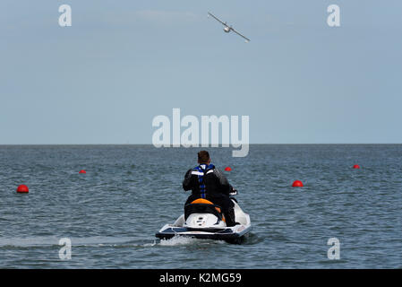 Tendring District Council Beach Patrol Jet Ski auf der Clacton Airshow. Clacton auf See, Essex. Mit Catalina, die ihre Anzeige fliegt Stockfoto