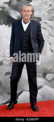 Foto muss Gutgeschrieben © Alpha Presse 078237 10/05/2017 Rob werden Knighton bei der Europäischen Premiere die Legende von König Artus das Schwert gehalten an Cineworld Empire Kino in Leicester Square, London. Stockfoto