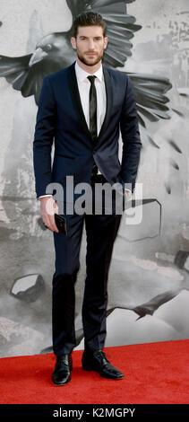 Foto muss Gutgeschrieben © Alpha Presse 078237 10/05/2017 Ryan Barrett werden bei der Europäischen Premiere die Legende von König Artus das Schwert gehalten an Cineworld Empire Kino in Leicester Square, London. Stockfoto