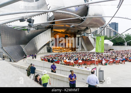 Grant Park Music Festival im Millennium Park an den Jay Pritzker Pavilion in Chicago, entworfen von Frank Gehry. Stockfoto