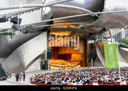 Grant Park Music Festival im Millennium Park an den Jay Pritzker Pavilion in Chicago, entworfen von Frank Gehry. Stockfoto