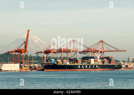 Das containerschiff Hanjin Kopenhagen in Seattle Containerhafen mit Mount Rainier im Hintergrund. Stockfoto