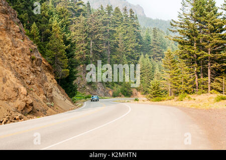 Ein Auto klettern Hurricane Ridge Road, auf der Olympic Halbinsel mit Dunst von Waldbränden über die Grenze in Kanada. Stockfoto