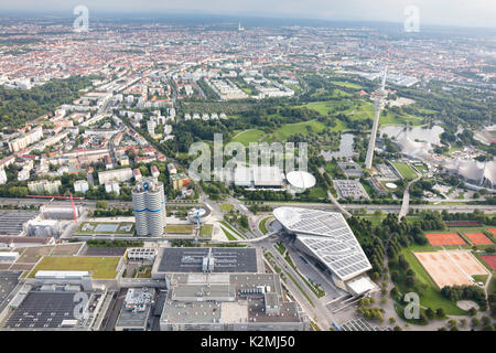 Luftaufnahme von München mit der BMW Welt, Sitz und Museum, am Riesenfeld, im Vordergrund. Stockfoto
