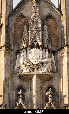 Skulptur vom Neuen Rathaus (Neues Rathaus) der Engel holding München, Deutschland Wappen, das Münchner Kindl oder München Kind Stockfoto