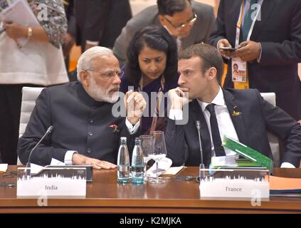 Indische Ministerpräsident Narendra Modi, Links, Chats mit dem französischen Präsidenten Emmanuel längestrich vor Beginn der ersten Plenartagung des G-20-Gipfel am 7. Juli 2017 in Hamburg, Deutschland. Stockfoto