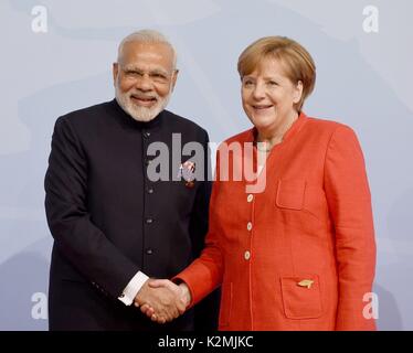 Indische Ministerpräsident Narendra Modi, Links, schüttelt Hände mit Bundeskanzlerin Angela Merkel vor ihrer bilateralen Treffen am Rande des G-20-Gipfel am 7. Juli in Hamburg, Deutschland 2017. Stockfoto