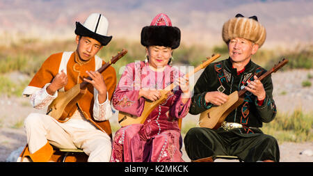 Musiker spielen traditionelle Instrumente in Issyk Kul, Kirgisistan am 28. Mai 2017 Stockfoto