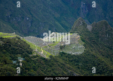 Machu Picchu Inka Ruinen aus dem 15. Jahrhundert (Weltkulturerbe), vom Sun Gate, das Heilige Tal, Peru, Südamerika gesehen Stockfoto