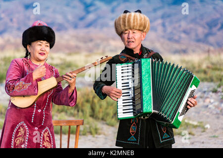 Musiker spielen traditionelle Instrumente in Issyk Kul, Kirgisistan am 28. Mai 2017 Stockfoto