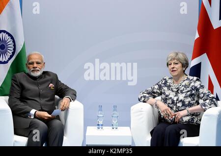 Indische Ministerpräsident Narendra Modi, links, mit dem Britischen Premierminister Theresa May vor ihrer bilateralen Treffen am Rande des G-20-Gipfels Juli 8, in Hamburg, Deutschland 2017. Stockfoto