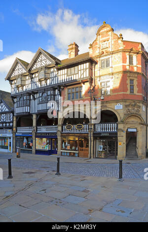 Der Ecke von Bridge Street und Watergate, mit dem Eingang Treppe in den Zeilen, Chester, Cheshire, England, UK. Stockfoto