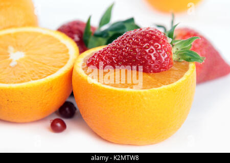 Strrawberry auf Orange. Früchte der Saison Stockfoto