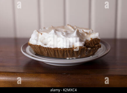 Nahaufnahme von einer Scheibe Lemon Meringue Pie Stockfoto