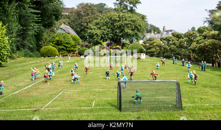 Miniaturfußball im Modelldorf Godshill, Isle of Wight Stockfoto