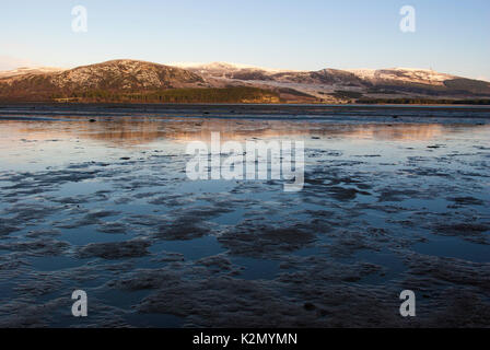 Loch Flotte bei Ebbe in den Winter über zum Damm und Ben Bhraggie, Sutherland, Schottland, UK Stockfoto