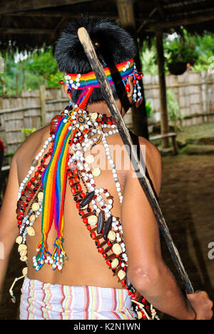 Eine Shuar kid tanzen. Er trägt Zubehör aus Samen in seinem Körper. Shuar Gemeinschaft. Bucay. Der proviince Guayas. Ecuador Stockfoto