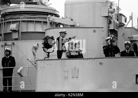 AJAXNETPHOTO. - 16. August 1979. PLYMOUTH, England. - FASTNET END-KAPITÄN SCHMIDT (zeigend), C/O DER NIEDERLÄNDISCHEN MARINE FREGATTE OVERIJSSEL, die geretteten Überlebenden DER STURM ZERSCHLAGEN 605 Meile OCEAN RACE, DOCKING DAS SCHIFF BEI DER ANKUNFT IN DEVONPORT. Foto: Jonathan Eastland/AJAX. REF: 791608 1 1 Stockfoto