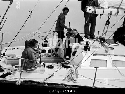 AJAXNETPHOTO. 3. APRIL 1982. PORTSMOUTH, ENGLAND - FRANZÖSISCHE YACHT ankommt - eine Welle von Kapitän ANDRE VIANT als KRITER IX ANSÄTZE DIE ZIELLINIE DER VIERTEN ETAPPE DES WHITBREAD RACE aus SOUTHSEA. Foto: Jonathan Eastland/AJAX REF. 8203041 11A Stockfoto