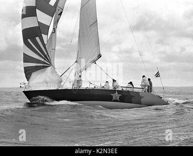 AJAXNETPHOTO. 1979. SOLENT, England. - ADMIRAL'S CUP SOLENT INSHORE RACE - POLIZEI AUTO - Australien, MIT SKIPPER VON PETER CANTWELL. Foto: Jonathan Eastland/AJAX REF: 79 2005 Stockfoto