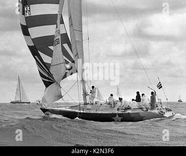 AJAXNETPHOTO. 1979. SOLENT, England. - ADMIRAL'S CUP SOLENT INSHORE RACE - POLIZEI AUTO - Australien, MIT SKIPPER VON PETER CANTWELL. Foto: Jonathan Eastland/AJAX REF: 79 2006 Stockfoto