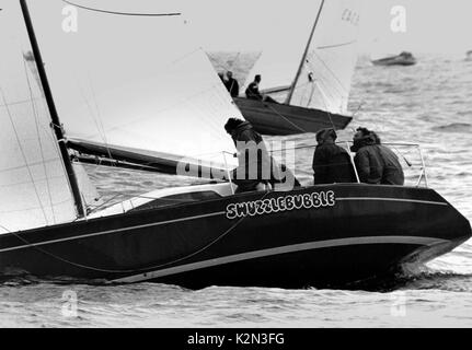 AJAXNETPHOTO. 1979. SCHEVENINGEN, Niederlande. - Halbe TONNE WELTMEISTERSCHAFT. - Neuseeland EINTRAG SWUZZLEBUBBLE WÄHREND EINER INSHORE RACE. Foto: Jonathan Eastland/AJAX REF: () YA SWUZZLEBUBBLE 1979 Stockfoto