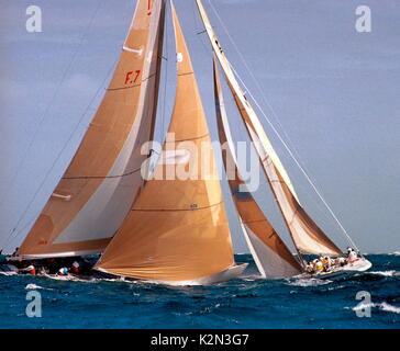 AJAXNETPHOTO. 5. Nov 1986. FREMANTLE, WESTERN AUSTRALIA. - AMERICA'S CUP - FRENCH KISS V KIWI MAGIC (NZ) - LOUIS VUITTON CUP. Foto: AJAXNETPHOTO REF: AMCUP86 81403 10 1 Stockfoto