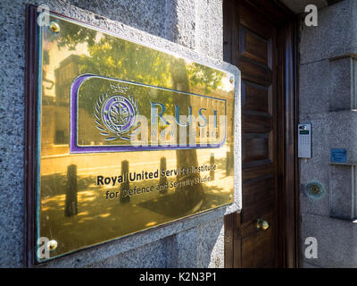 RUSI London - Royal United Services Institute - Messing Zeichen außerhalb des Royal United Services Institute Gebäude bei 61 Whitehall in London Stockfoto