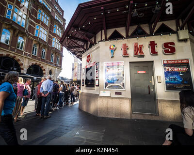 TKTS in Leicester Square London Theatre District - der Stand bietet abgezinst und last minute Tickets für Theaterstücke und Shows in London Theater Stockfoto