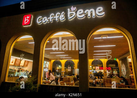 Ein Café im europäischen Stil serviert Desserts zu einer in erster Linie koreanisch-amerikanischen Kundschaft in Buena Park, CA. Stockfoto