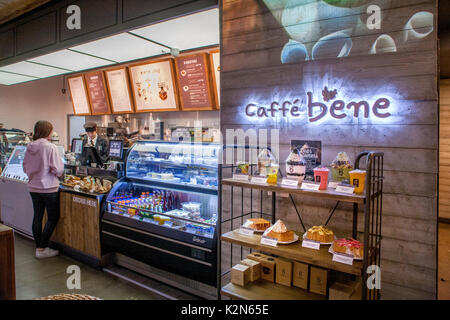 Ein Café im europäischen Stil serviert Desserts zu einer in erster Linie koreanisch-amerikanischen Kundschaft in Buena Park, CA. Stockfoto