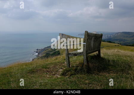 Alte Holzbank mit Blick auf die Klippen und das Meer Stockfoto