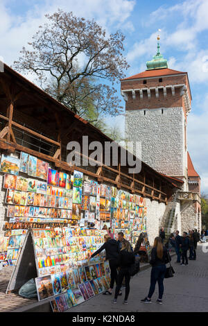 Künstler zeigen ihre Arbeiten innerhalb der Mauern der Altstadt von Krakau in der Nähe von St. Florian's Gate. Stockfoto