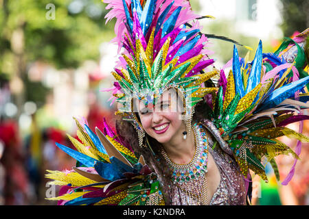 London, Großbritannien. 28. August 2017. London Schule der Samba. Notting Hill Karneval feiern und Parade am Feiertag Montag. Das festival attacts über 1 Stockfoto