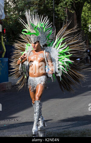 London, Großbritannien. 28. August 2017. London Schule der Samba. Notting Hill Karneval feiern und Parade am Feiertag Montag. Das festival attacts über 1 Stockfoto