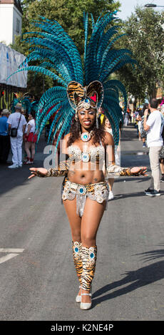 London, Großbritannien. 28. August 2017. London Schule der Samba. Notting Hill Karneval feiern und Parade am Feiertag Montag. Das festival attacts über 1 Stockfoto